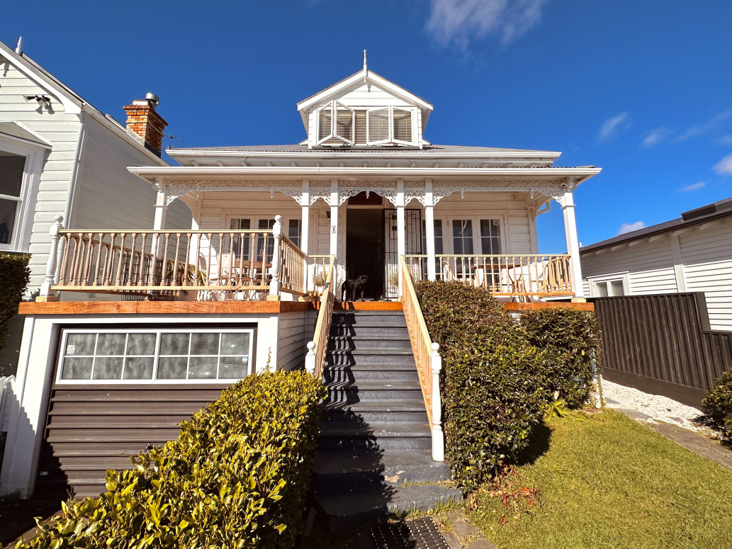 Completely new membrane deck and balustrade rebuild, while upholding the character of this Saint Mary’s Bay villa.