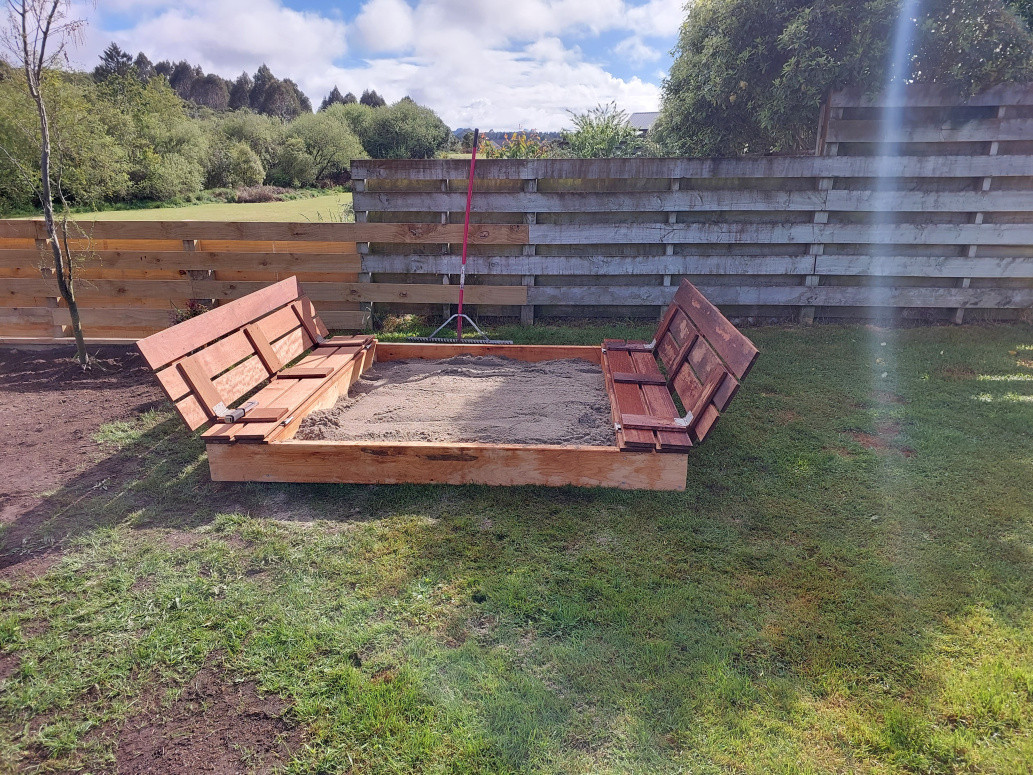 Sandpit with closing lid