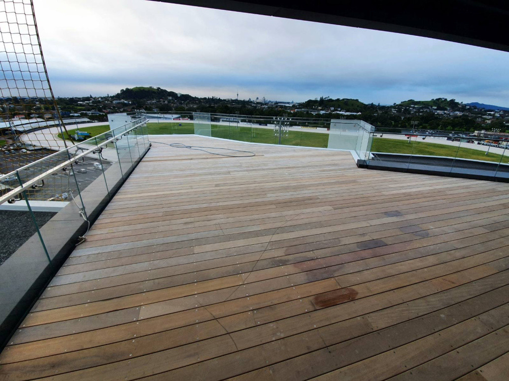 Level 8 Penthouse Apartment 140m2 decking