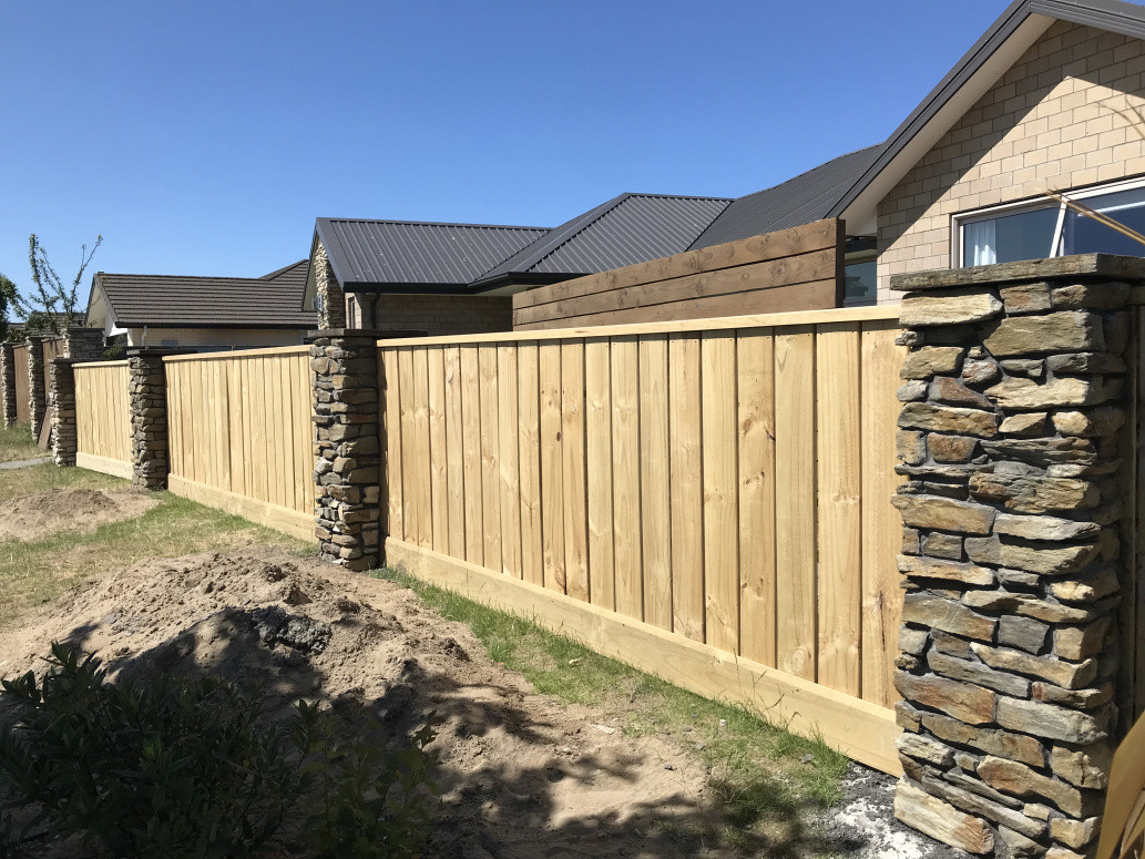 timber fence / stone post