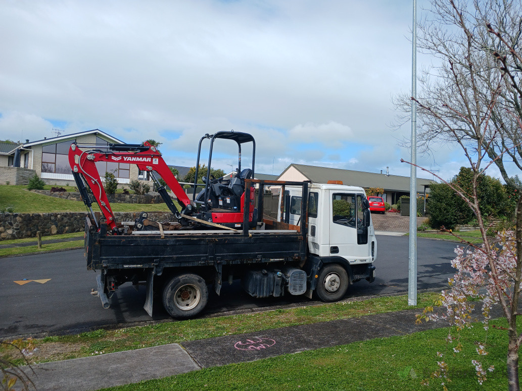 2.5t digger on tipper
