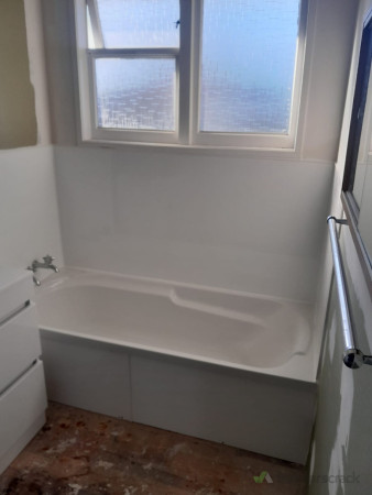 Hardy Glaze around bath