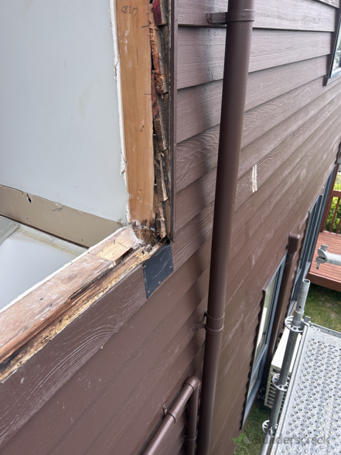 Rotten bottom right hand corner