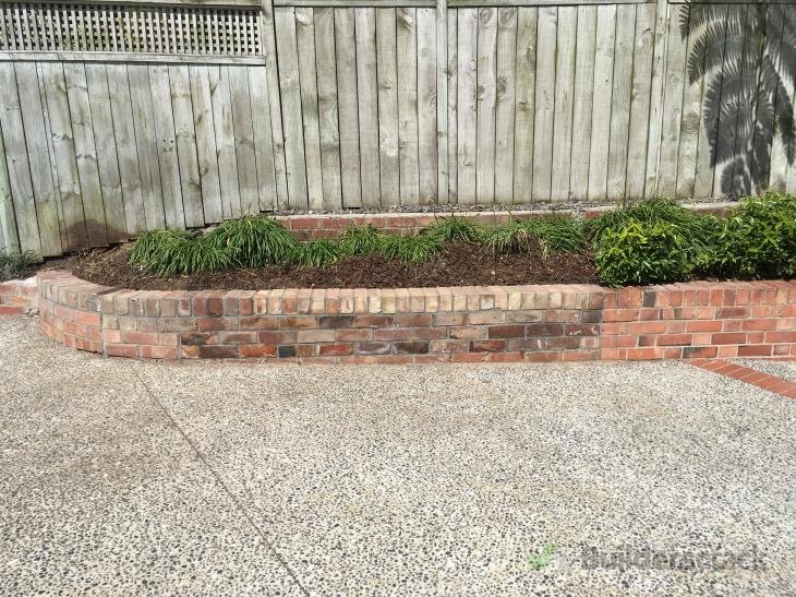 rebuilding-small-brick-retaining-wall-159073-builderscrack