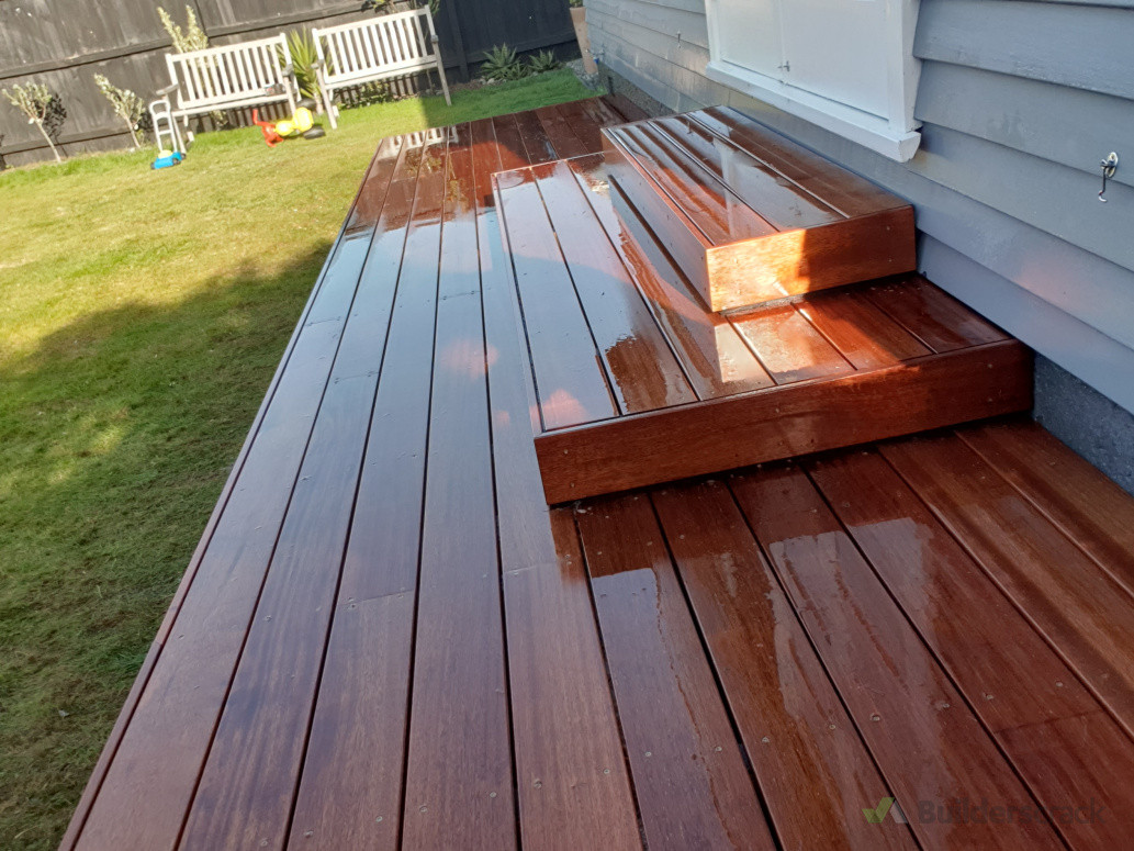 Kuila decking with floating steps
