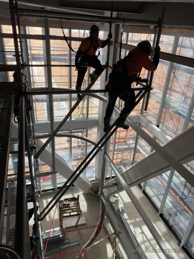 Cantilevered birdcage scaffold