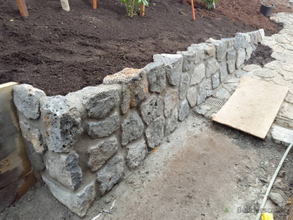 Stone retaining wall