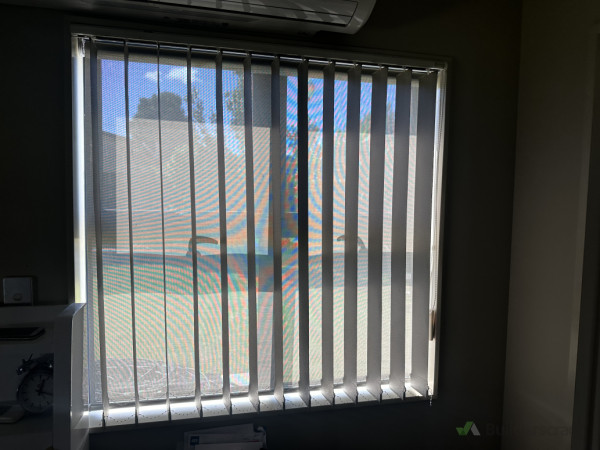 SUNSCREEN WITH VERTICAL BLINDS