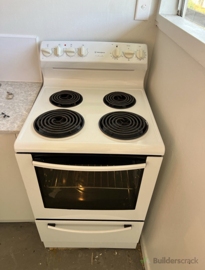 Freestanding oven installation