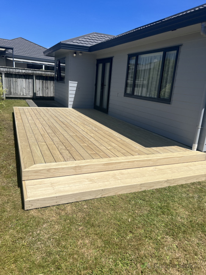 New timber deck with 140x32mm pine premium decking