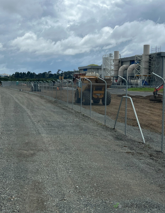 Hockey stick pipe and mesh security fence