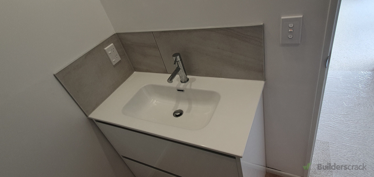 Basic en suite vanity tiling.