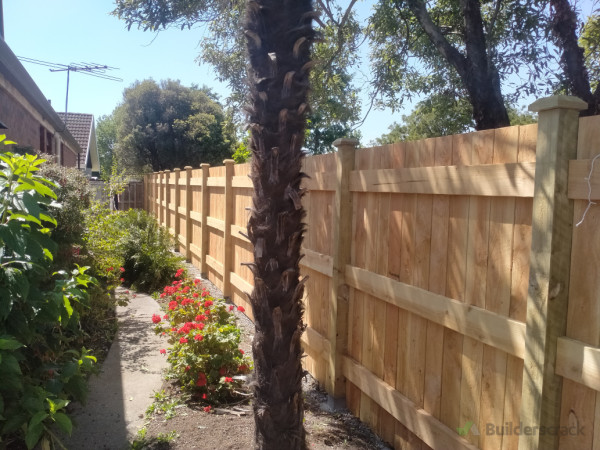 Oregon 2m high boundary fence build