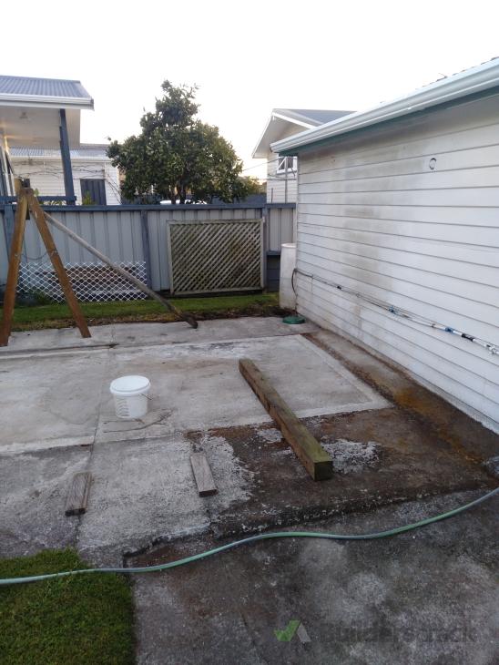 Level and extend an existing concrete slab as foundation for kitset