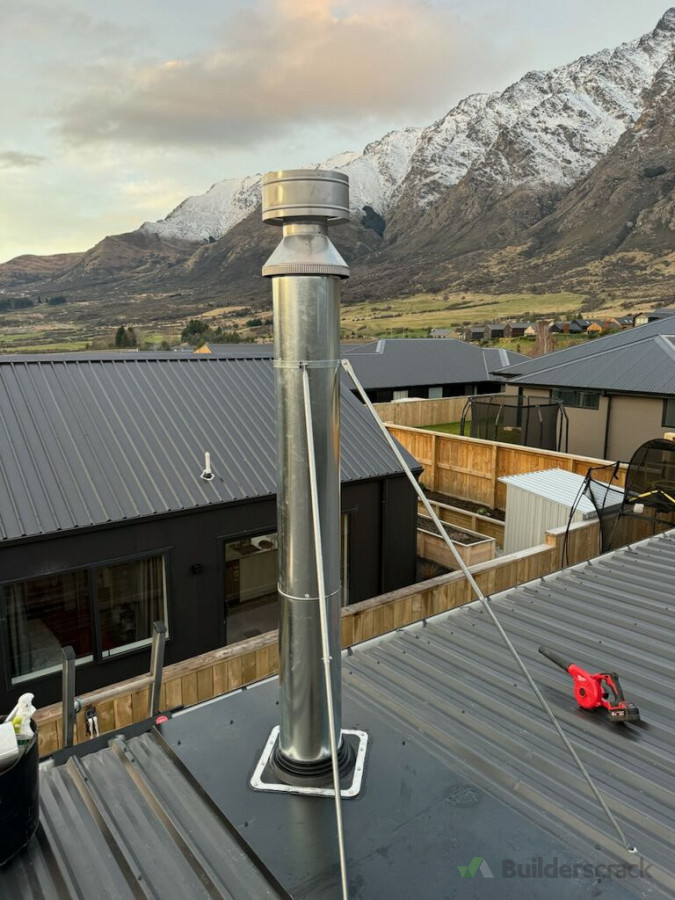 Flue system with soaker tray and stays