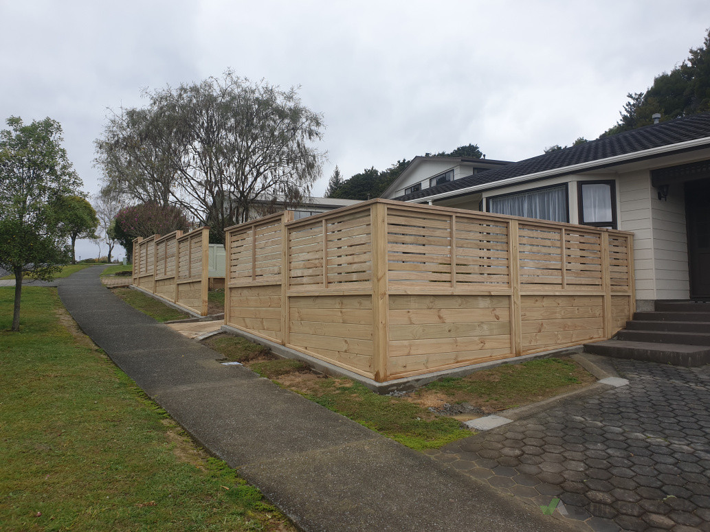 landscape retaining plus slat fence