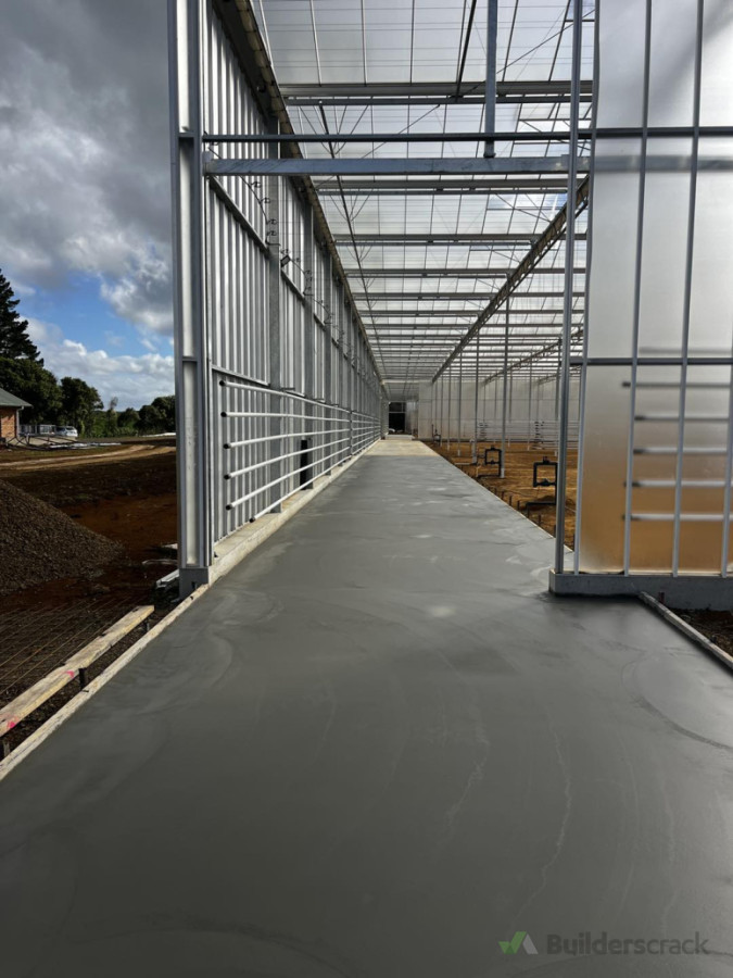 135m long and 4m wide footpath through this glasshouse