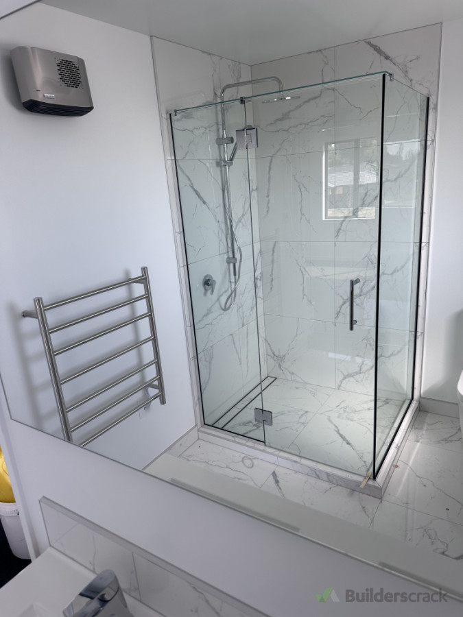 Frameless shower