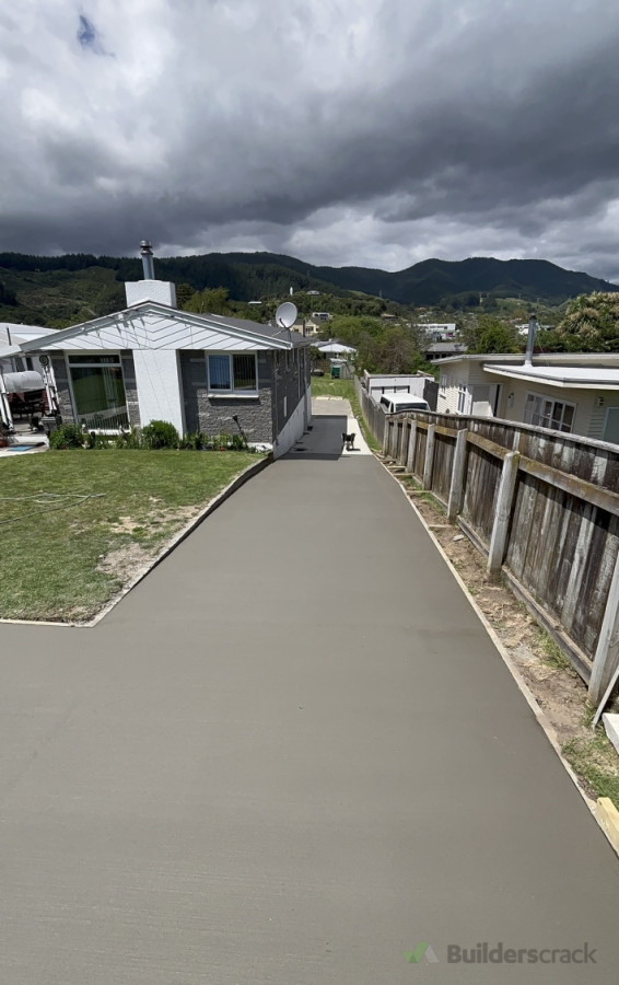 40 meter long driveway with broom finish