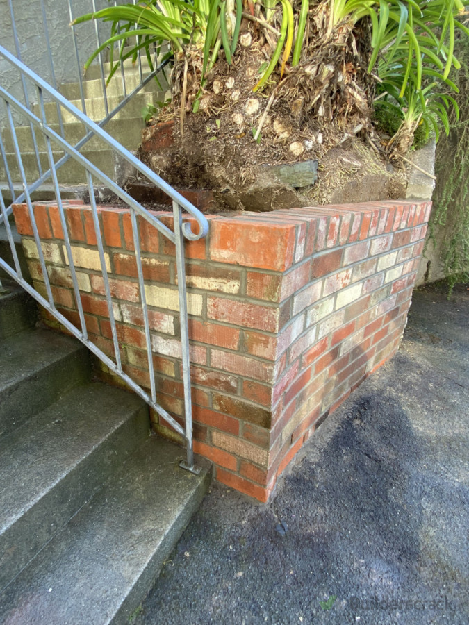 Curved double brick wal