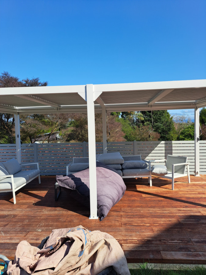 Pergola  on  A Kwila decking  with Aluminium fence