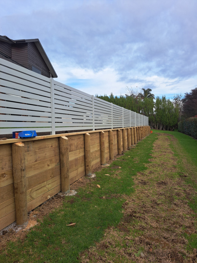 50m retaining wall with Aluminum slat fence