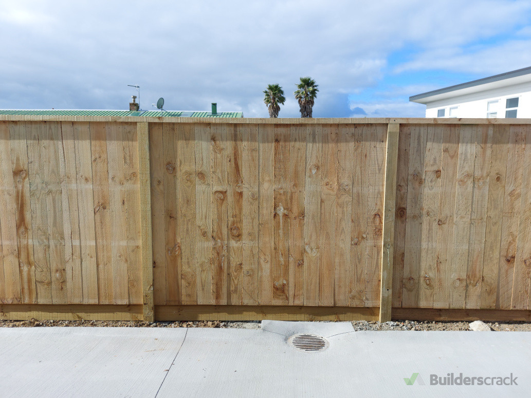 Capped fence