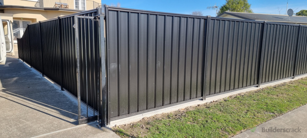 Coloursteel fence for swimming privacy with a sliding drive gate