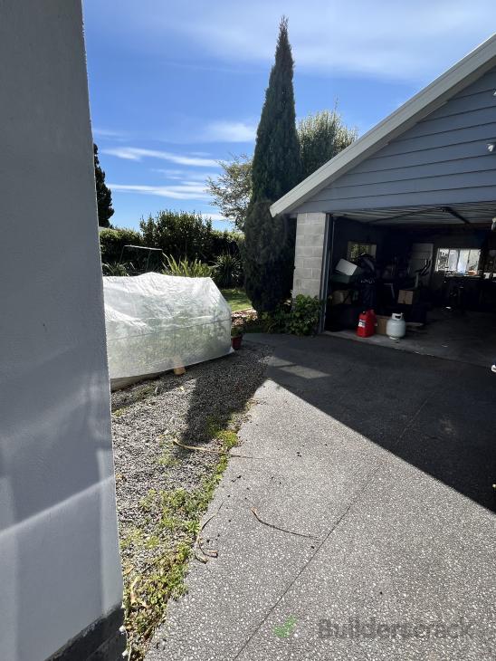 5.5m strip of fencing with gate needed to dog proof garden ( 1024964