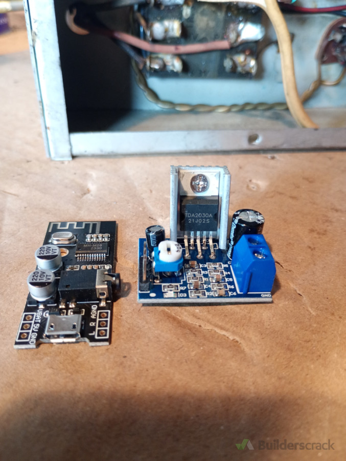 Left: stereo Bluetooth module. Right: Mono Audio amp