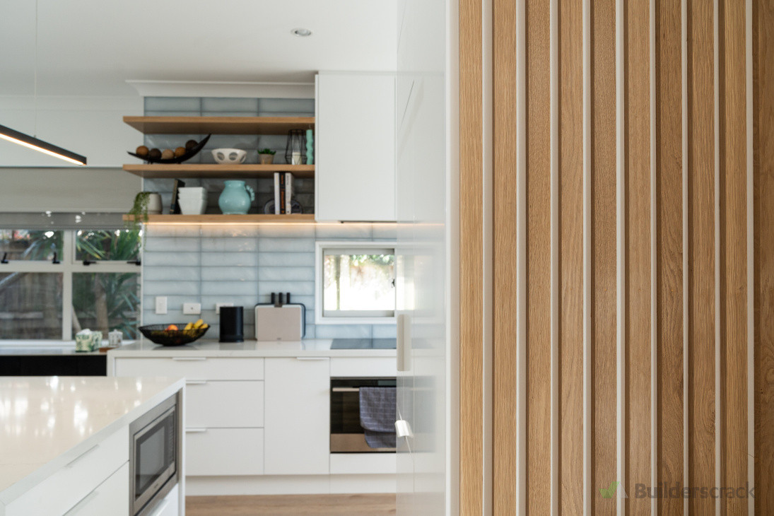 Bespoke oak screen to accentuate the kitchen featuresto extentuate