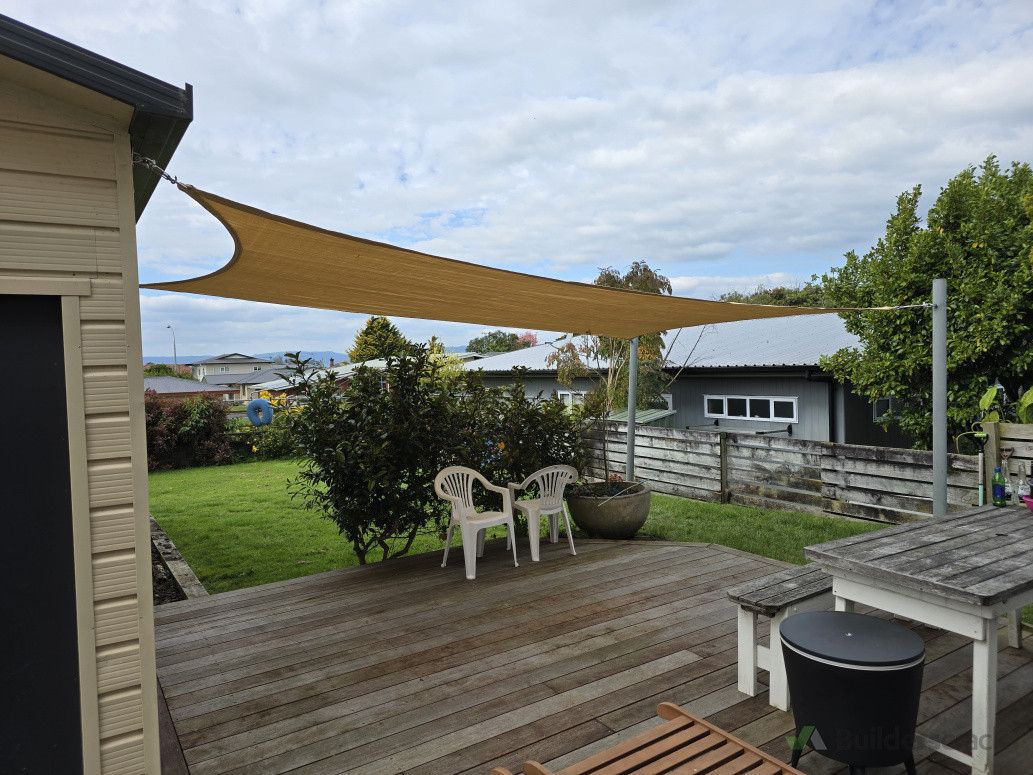 Shade sail with 2 posts on a patio