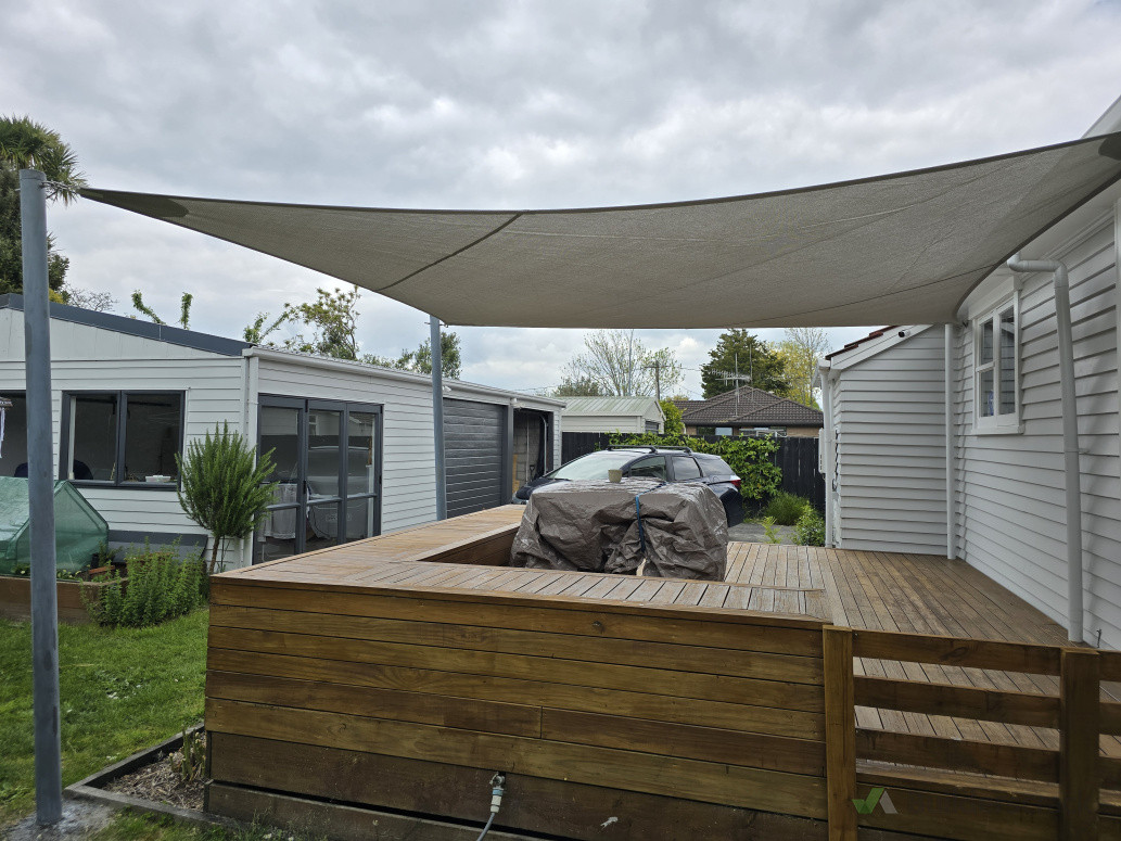 Shade sail with 2 posts on a deck