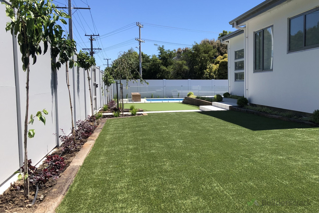 Artificial lawn down to putting green and swimming pool;