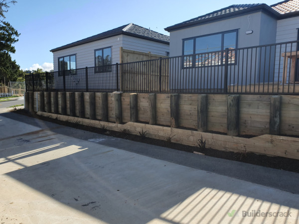 Timber retainer with alloy balustrade