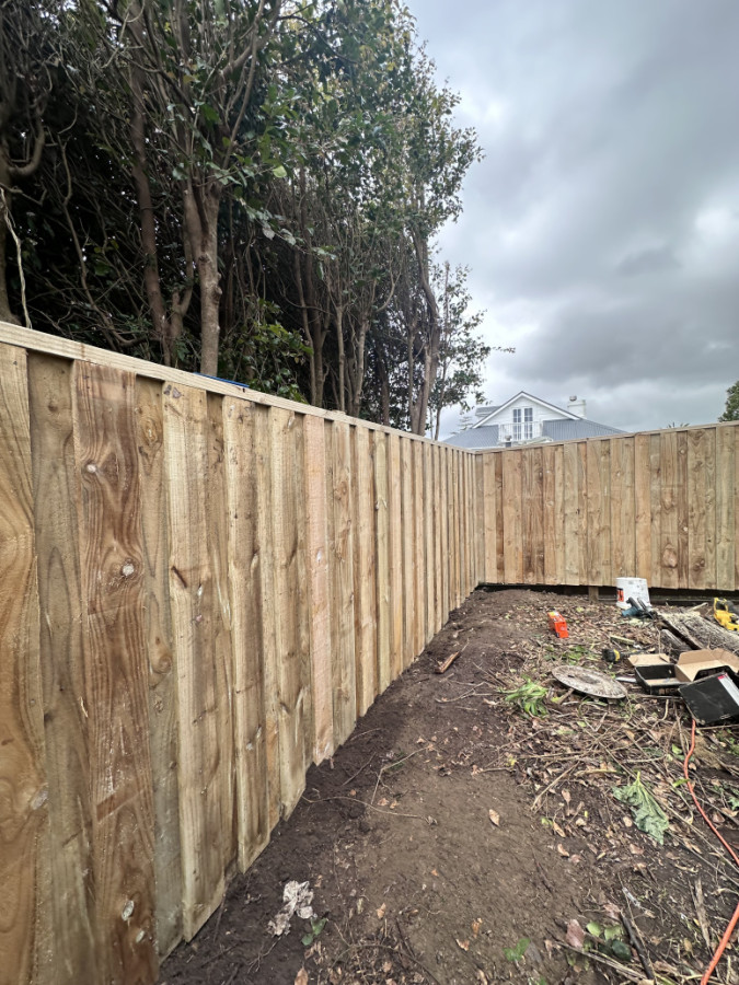 32m Overlapping Boundary Fence with Capping