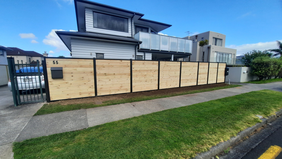 Smart wall fence. Timber slats with alumnium frame and posts. Job in Bucklands Beach