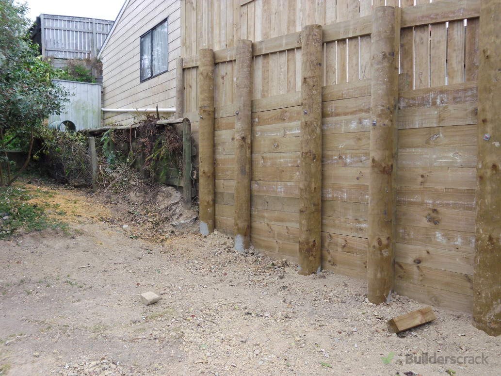 When building a retaining wall, you want confidence the job will be done right, and your property is secure. This extension to an existing retaining wall secures a driveway and lawn for this client.