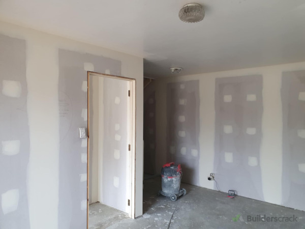 Plastering bedroom walls