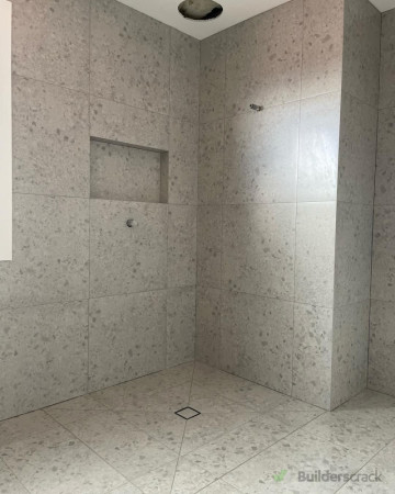 Shower walls with niche