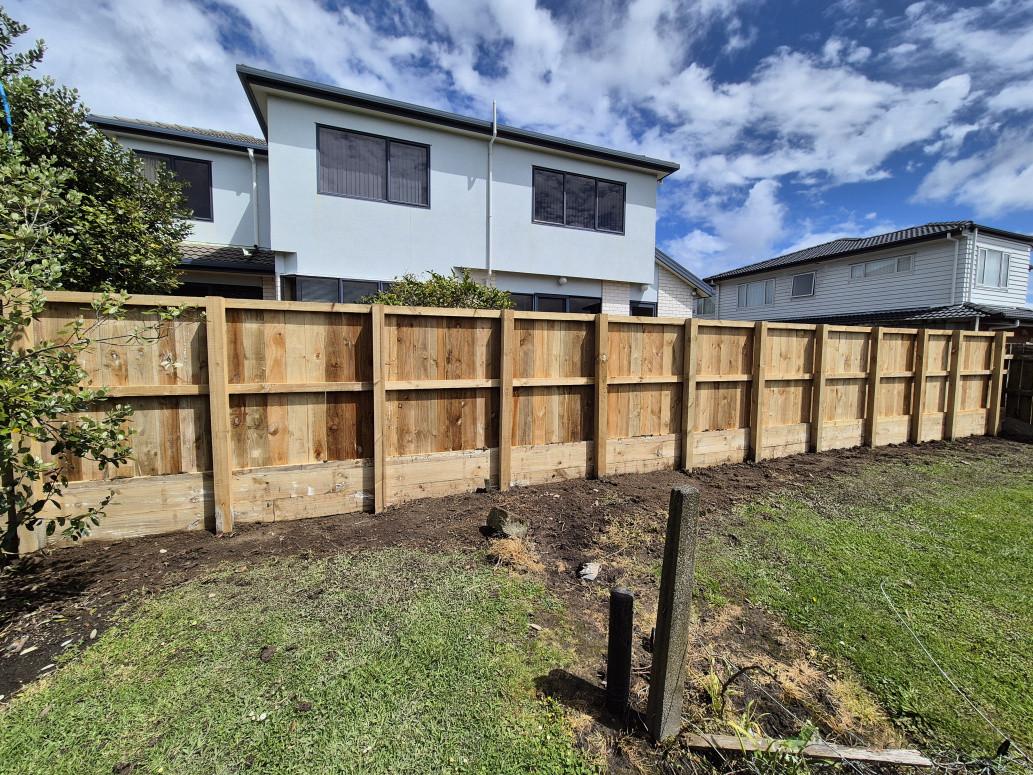 1.8m rough sawn fence with 400mm retaining wall below