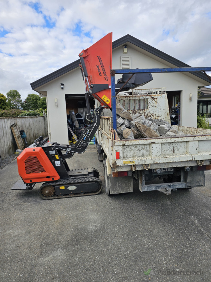 800kg payload tracked dumber with vertical lift for those landscaping projects with tight access