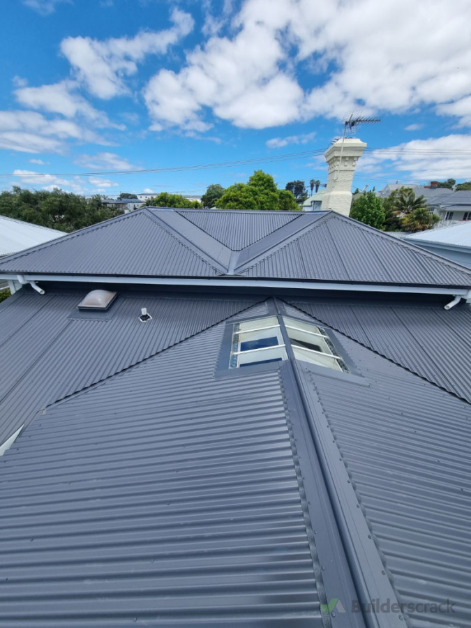 Roof and gutters with the colour grey frairs