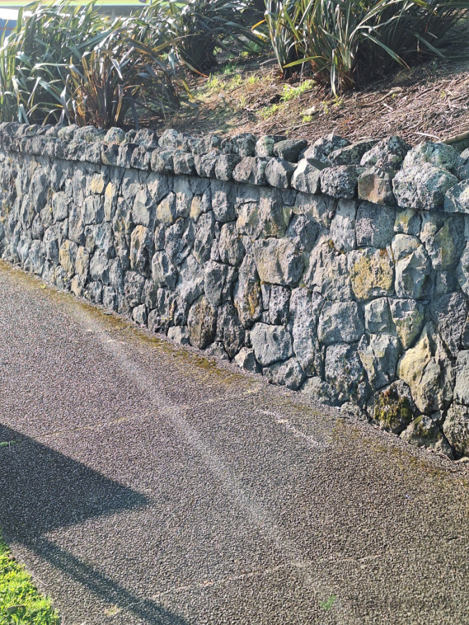 STONEWALLS , BLOCKWALL , TIMBER WALL