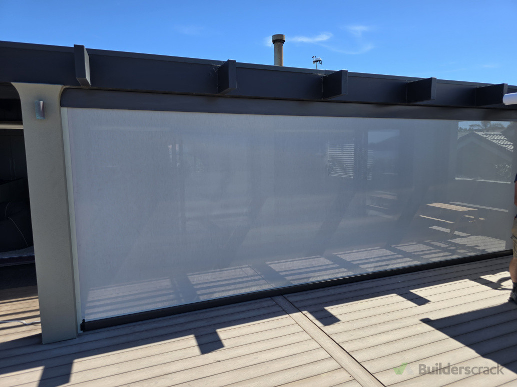 Outdoor ziptrak screen with mesh fabric