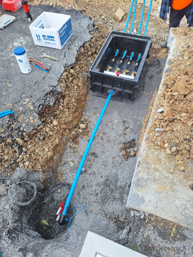 Manifold box lid installation