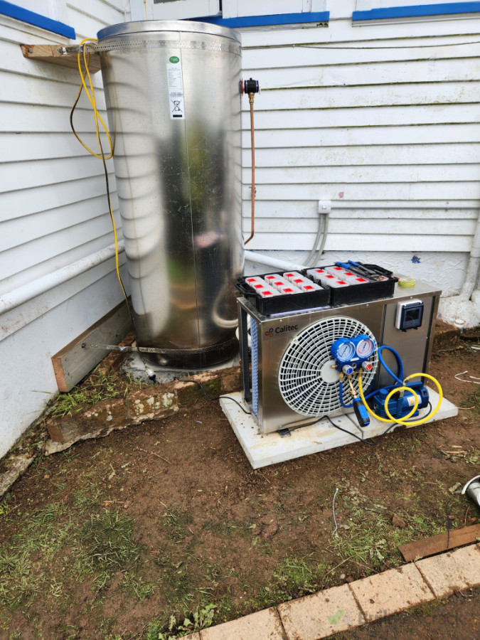 Air Con unit wit Hot Water Cylinder