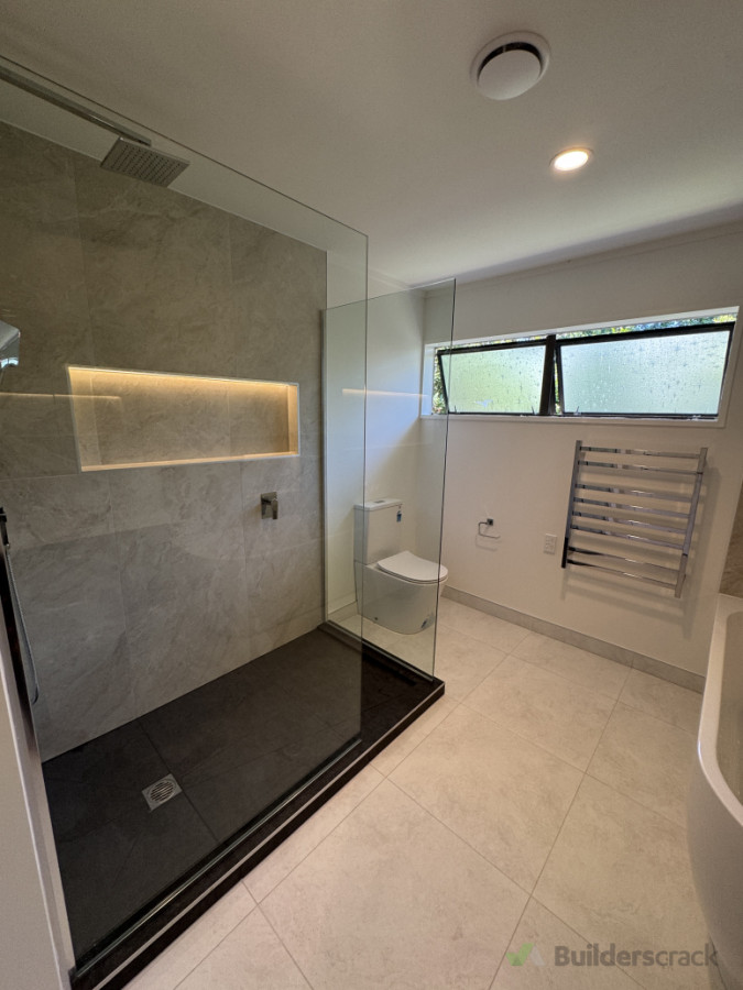 Main bathroom tiled shower