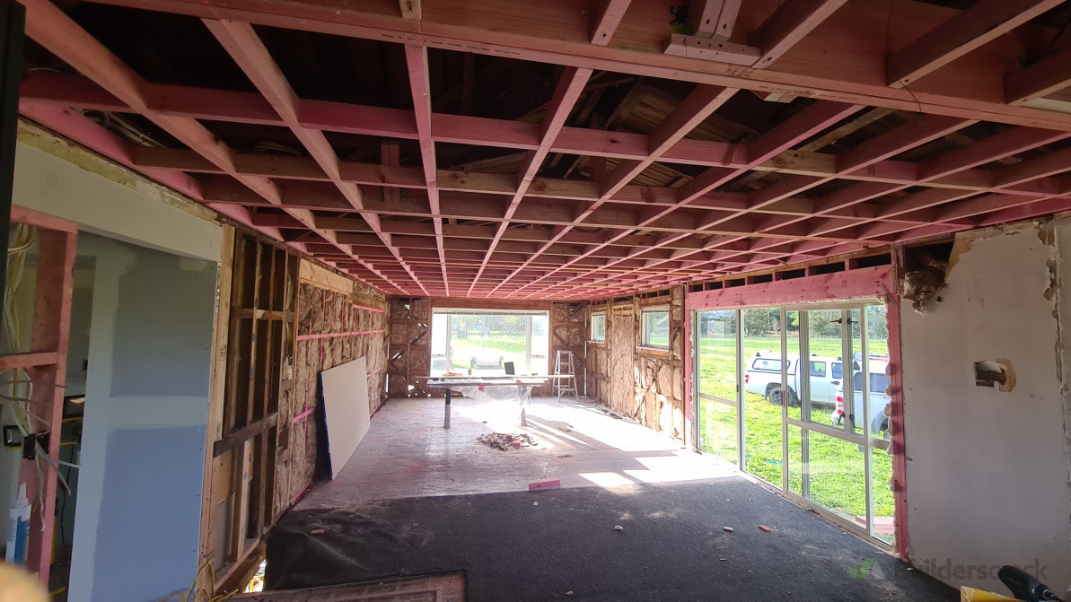 Large ceiling refrain with beams and roof supports
