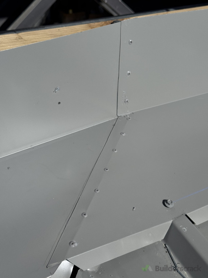 Angle joint on single roof